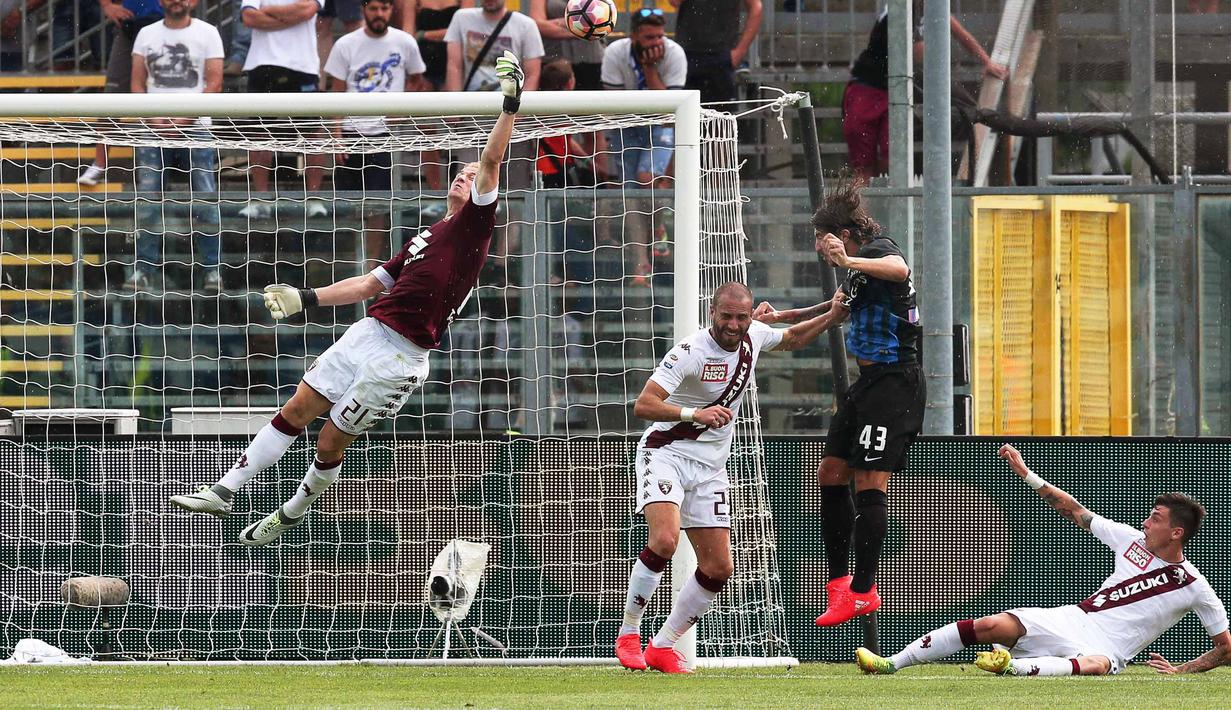  Joe Hart (kiri) mengamankan gawangnya dari serangan para pemain Atalanta pada lanjutan liga Italia Serie A di Atleti Azzurri d'Italia stadium,  Bergamo, Italy (12/9/2016) dini hari WIB.. Atalanta menang 2-1. (EPA/Paolo Magni)