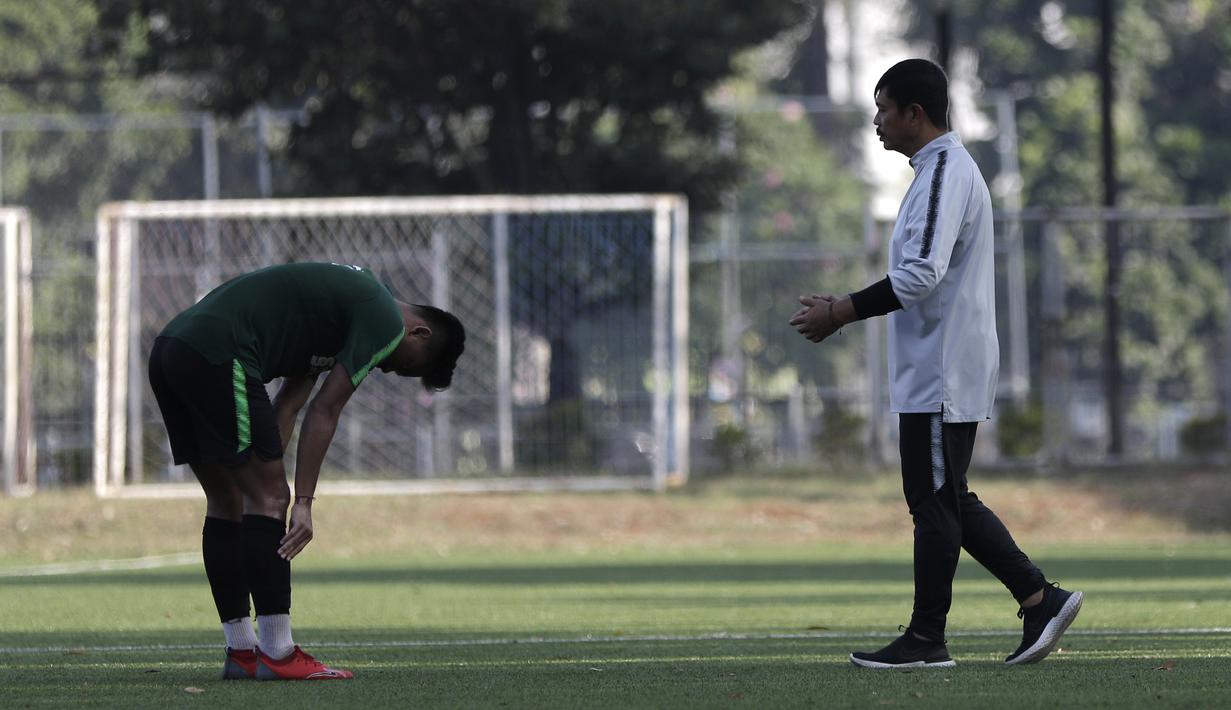 Pelatih Timnas Indonesia U-22, Indra Sjafri, berbicara kepada Saddil Ramdani usai internal game di Lapangan C, Senayan, Jakarta, Selasa (19/11). Timnas U-22 terus matangkan skema permainan lewat internal game. (Bola.com/Yoppy Renato)