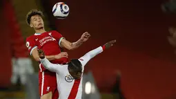 Bek Liverpool, Rhys Williams berebut bola dengan pemain Southampton, Michael Obafemi pada pertandingan lanjutan Liga Inggris di stadion Anfield di Liverpool, Inggris, Minggu (9/5/2021). Sedangkan Southampton masih terpuruk di perigkat ke-16 dengan torehan 37 poin. (Phil Noble / Pool via AP)