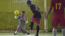 Seorang kiper, Eman Sulaeman berusaha menangkap bola saat pertandingan futsal di Indramayu, Jawa Barat, 3 Februari 2018. Pada 2016 lalu, Eman mengikuti Homeless World Cup di Glasgow dan dinobatkan sebagai kiper terbaik dalam ajang itu. (ADEK BERRY/AFP)