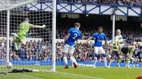 Bermain tandang, Manchester City mendapatkan perlawanan sengit dari Everton. Hingga pertengahan babak pertama, tim tamu belum mampu menjebol gawang tuan rumah. (AP Photo/Jon Super)