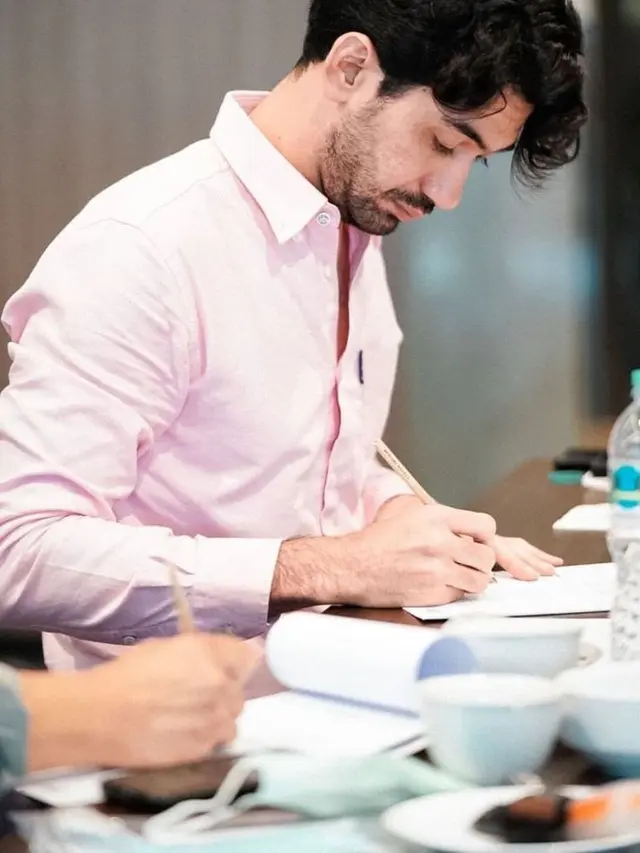 8 Rekomendasi Model Rambut Pria Ikal, Inspirasi Gaya Reza Rahardian hingga Nicholas Saputra