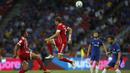 Striker Bayern Munchen, Thomas Muller, berusaha menanduk bola saat bertanding melawan Chelsea pada laga turnamen pramusim ICC 2017 di Stadion Nasional Singapura, Selasa (25/7/2017). Bayern Munchen menang 3-2 atas Chelsea. (EPA/Wallace Woon)