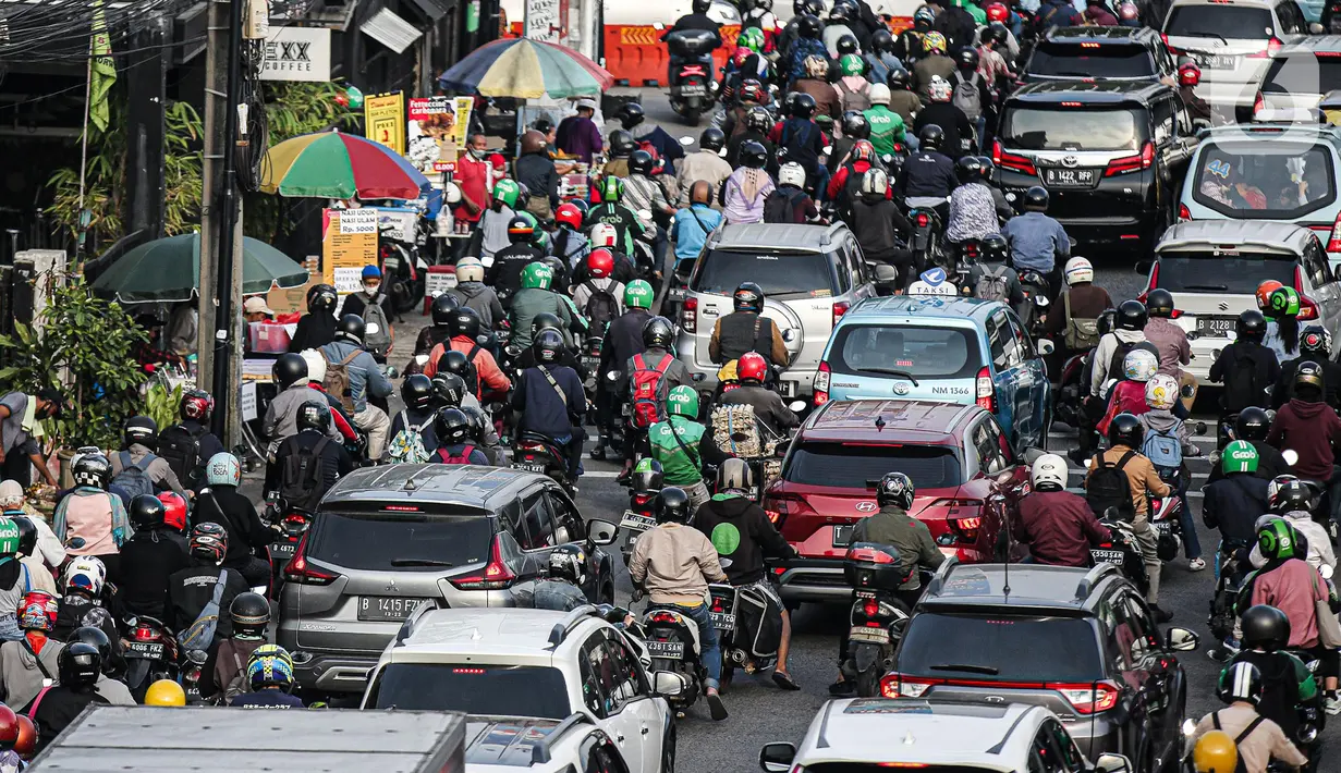 Sejumlah kendaraan bermotor terjebak kemacetan di Jalan K.H. Abdullah Syafei, Jakarta, Jumat (22/7/2022). Aturan tentang pajak kendaraan ini sesuai dengan ketentuan dalam Pasal 74 Undang-Undang Nomor 22 Tahun 2009 tentang Lalu Lintas dan Angkutan Jalan. (Liputan6.com/Faizal Fanani)