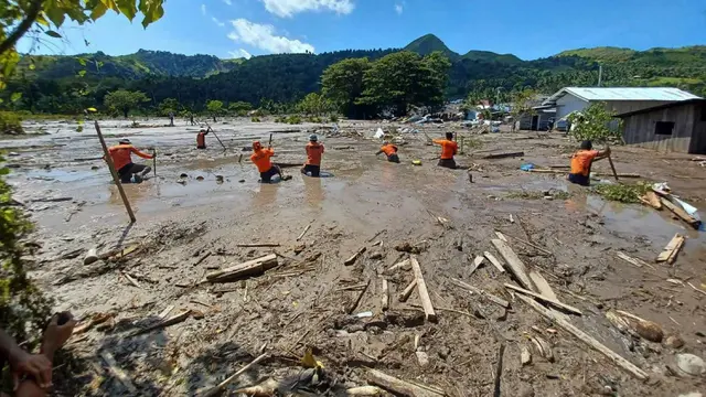 Pencarian Korban Hilang yang Tertimbun Tanah Longsor Pasca Badai Nalgae di Filipina