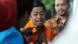 Mantan Sekjen Partai Golkar, Idrus Marham menjawab pertanyaan awak media sebelum menjalani pemeriksaan di gedung KPK, Jakarta, Rabu (15/4/2019). Idrus diperiksa sebagai saksi untuk tersangka Dirut nonaktif PT PLN Sofyan Basir terkait kasus dugaan suap proyek PLTU Riau-1. (merdeka.com/Dwi Narwoko)