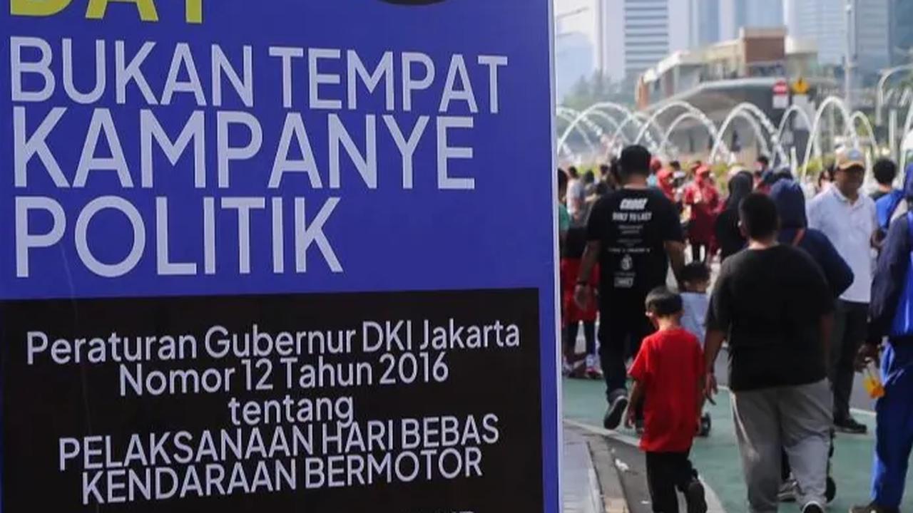 Banner tersebut terlihat dipajang pada sebuah tiang lampu di kawasan Jalan MH Thamrin saat Car Free Day (CFD).