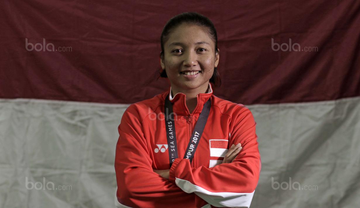 Karateka Putri Indonesia, Cok Istri Agung Sanestya Rani melakukan sesi foto di The Belezza, Permata Hijau, Jakarta, Senin (04/09/2017). Cok meraih satu medali emas pada SEA Games 2017. (Bola.com/Nicklas Hanoatubun)