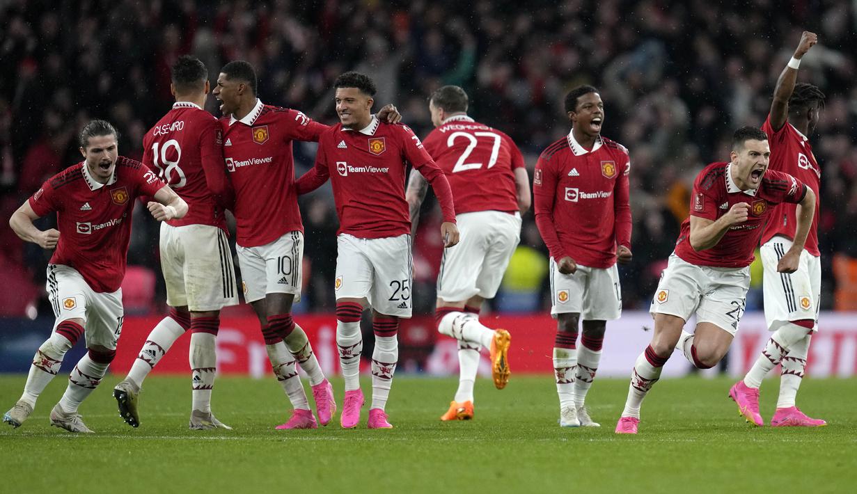 Sejumlah pemain Manchester United melakukan selebrasi setelah memenangkan babak adu penalti pada laga semifinal Piala FA 2022/2023 melawan Brighton di Stadion Wembley, London, Minggu (23/04/2023). MU menang dengan skor 7-6. (AP Photo/Kirsty Wigglesworth)