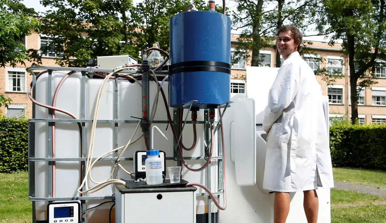 Ilmuwan Belgia, Sebastiaan Derese ketika mencoba mesin yang bisa mengubah air seni menjadi air yang layak diminum dan menjadi pupuk dengan bantuan energi matahari, di University of Ghent, Belgia, Selasa (26/7). (REUTERS/Francois Lenoir)