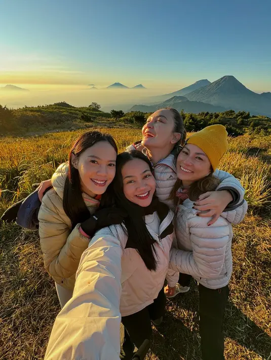 Yura Yunita, Luna Maya, Marianne Rumantir, dan Della Dartyan sah jadi anak gunung dengan taklukkan Gunung Prau. Intip gaya outdoor khas pendaki yang kece dari ke empat bestie ini yuk! [@yurayunita]