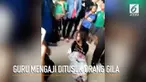 Abdul Rahcman, ustaz dan guru mengaji ditusuk saat salat subuh. Pelakunya adalah wanita yang tinggal didekat masjid.