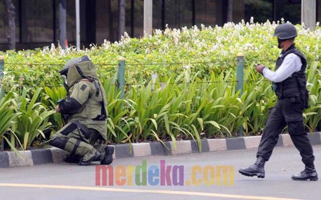 Aksi polisi melumpuhkan para pelaku teror | Photo: Copyright merdeka.com