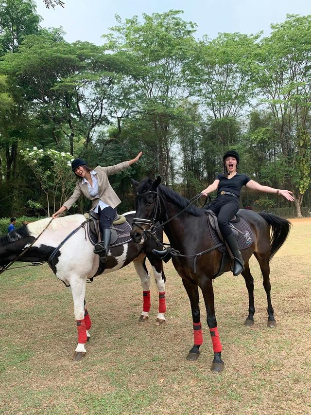 5 Momen Seru Adinda Bakrie dan Nia Ramadhani Menunggag Kuda