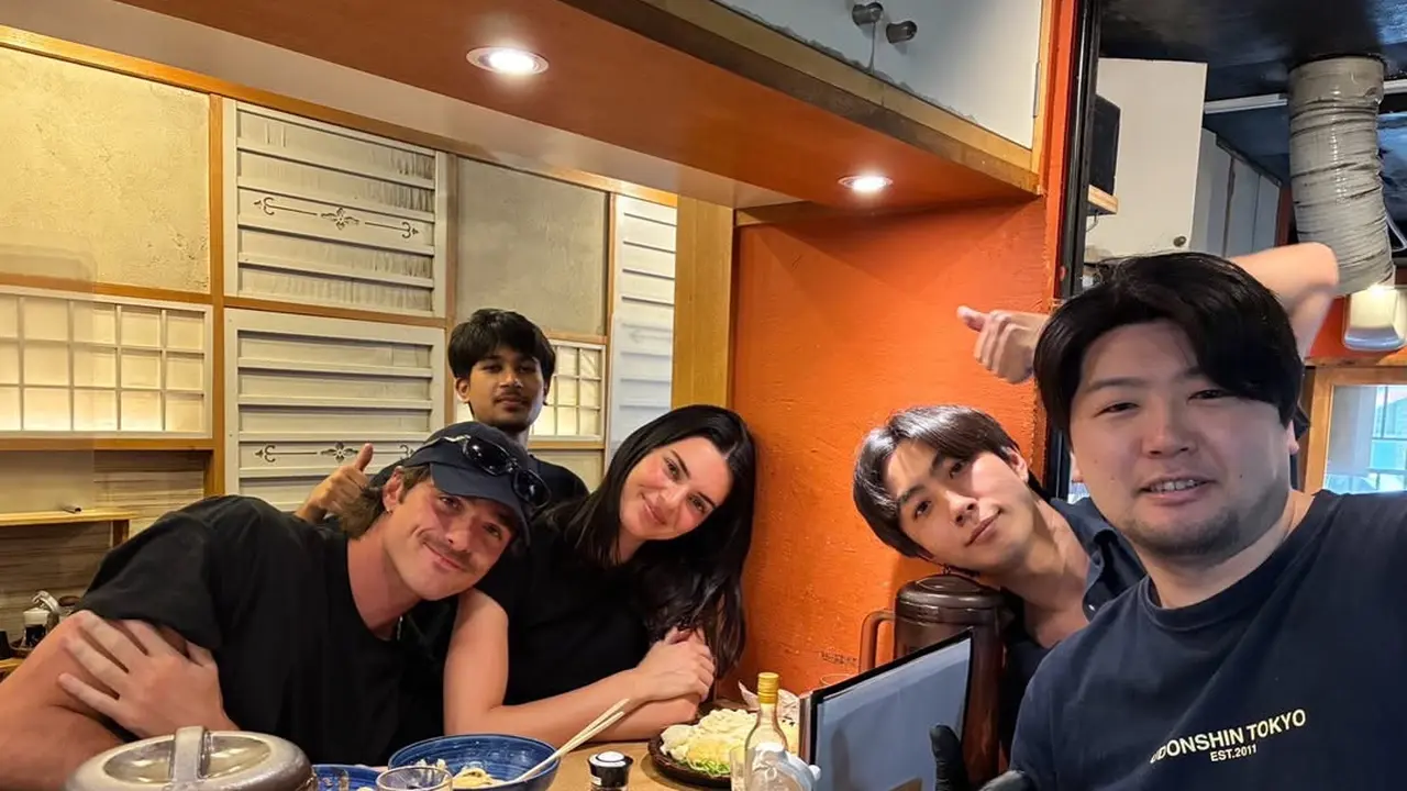 Kencan di Tokyo, Kendall Jenner dan Jacob Elordi Tampil Kasual dalam Balutan Fashion Minimalis yang Chic