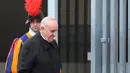 Kesederhanaan serta kepeduliannya terhadap kaum miskin membuatnya sangat dihormati di kalangan masyarakat. Tampak dalam foto, Kardinal Argentina Jorge Mario Bergoglio berjalan setelah pertemuan pra-konklaf pada tanggal 7 Maret 2013 di Vatikan. (VINCENZO PINTO/AFP)
