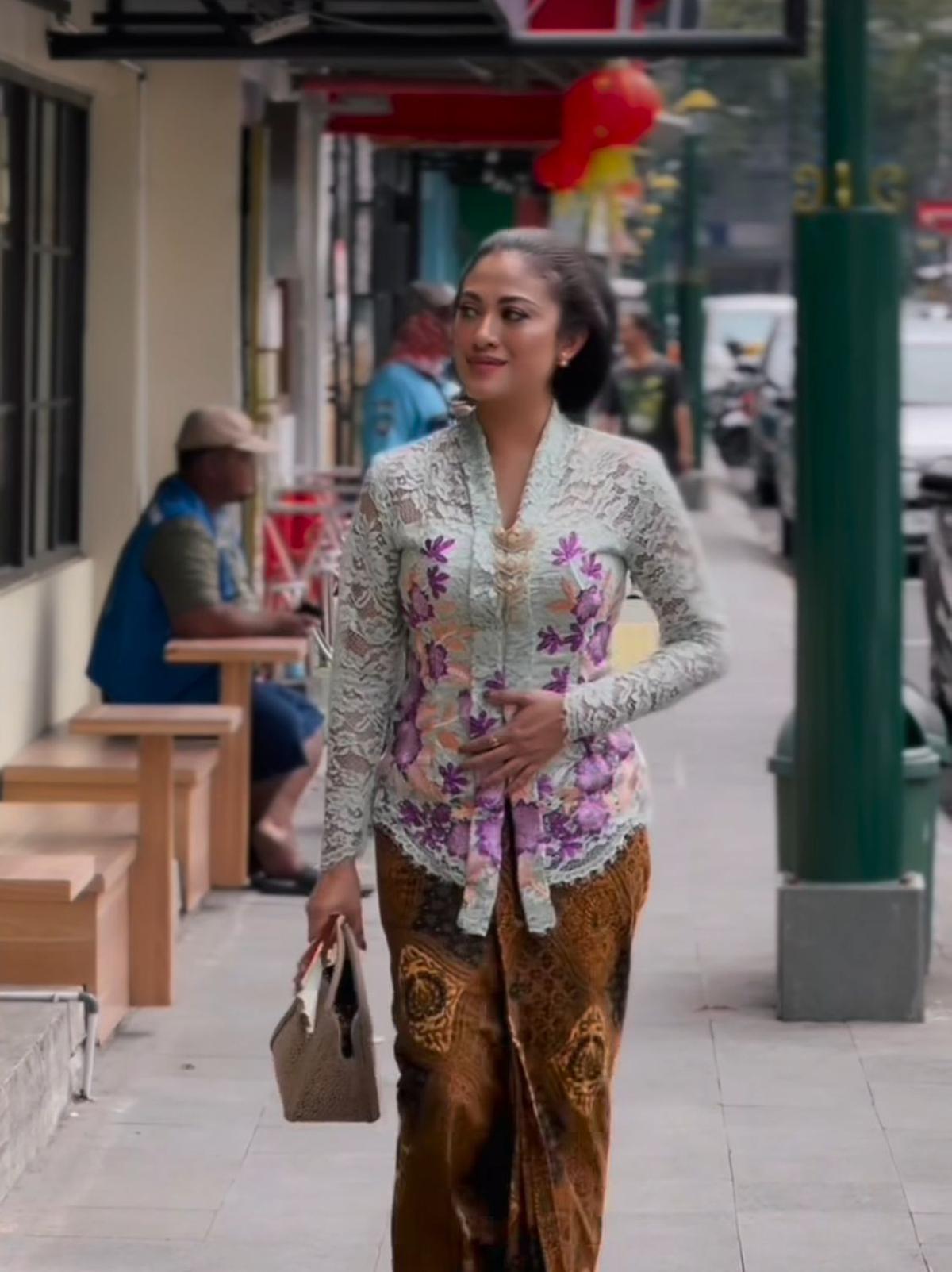 Inspirasi Kebaya Modern dari Cynthia Riza, Istri Giring Ganesha, untuk Tampil Elegan di Berbagai Acara