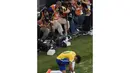 Aksi bintang muda Brasil yang bersinar bersama klub Spanyol, Barcelona, Neymar, mengundang perhatian pewarta foto untuk merekam aksinya saat berlaga di Piala Dunia 2014, (13/6/2014). (AFP PHOTO/Pedro Ugarte)