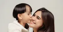 Audi Marissa menunjukkan betapa bahagia dirinya menjadi seorang ibu anak satu saat pemotretan [@audimarissa]