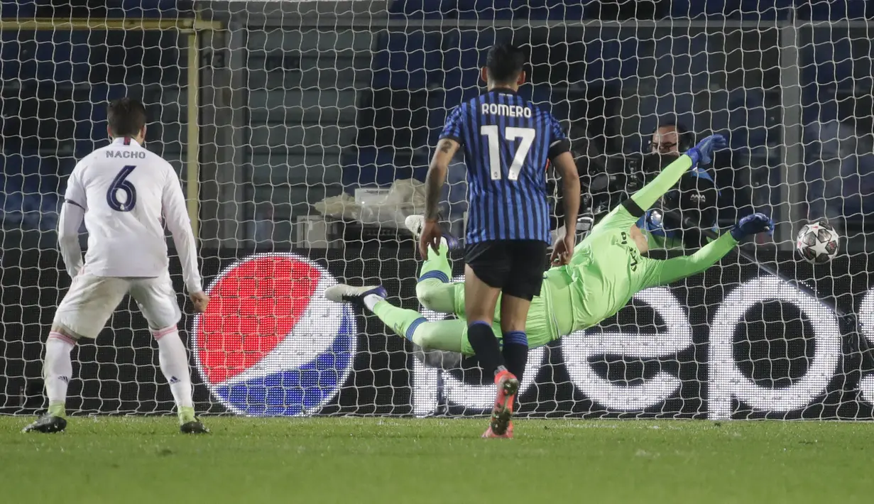 Kiper Atalanta, Pierluigi Gollini (kanan) gagal menyelamatkan bola saat bek Real Madrid, Ferland Mendy mencetak gol pada leg pertama babak 16 besar Liga Champions di Stadion Gewiss, Kamis (25/2/2021) dini hari WIB. Real Madrid harus susah payah kalahkan Atalanta 1-0. (AP Photo/Luca Bruno)