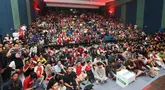 Fans yang tergabung dalam Arsenal Indonesia Supporter (AIS) tumpah ruah saat acara Roaring Night Arsenal vs Everton di Bulungan Theatre Building, Jakarta, Minggu (19/5/2024). (Bola.com/M Iqbal Ichsan)