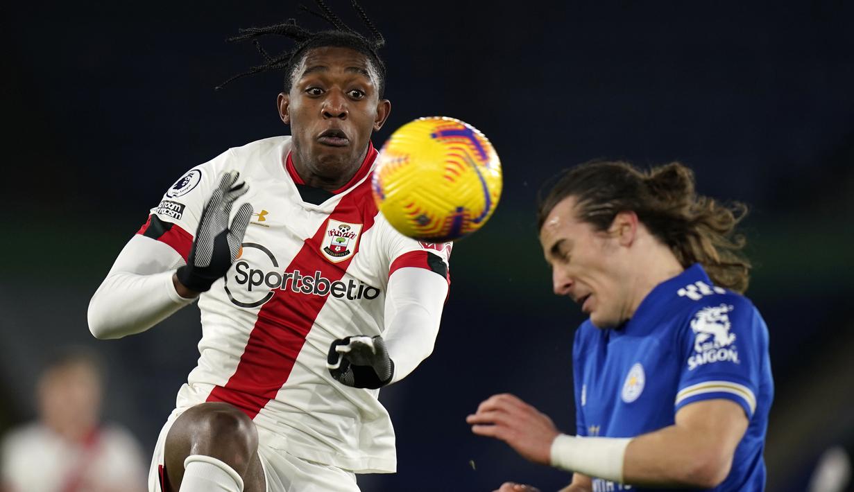 Striker Southampton, Dan N'Lundulu (kiri) berebut bola dengan bek Leicester City, Caglar Soyuncu dalam laga lanjutan Liga Inggris 2020/21 pekan ke-18 di King Power Stadium, Sabtu (16/1/2021). Southampton kalah 0-2 dari Leicester City. (AFP/Tim Keeton/Pool)