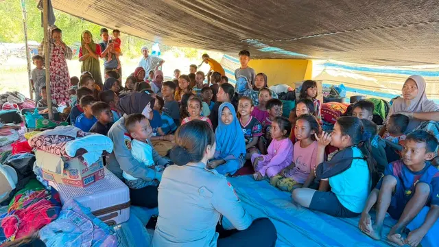 Polwan menghibur dan memberikan trauma healing kepada korban gempa NTT