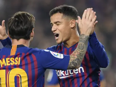 Pemain Barcelona, Philippe Coutinho, merayakan gol yang dicetak Lionel Messi ke gawang Sevilla pada laga La Liga Spanyol di Stadion Camp Nou, Barcelona, Sabtu (20/10). Barcelona menang 4-2 atas Sevilla. (AFP/Lluis Gene)