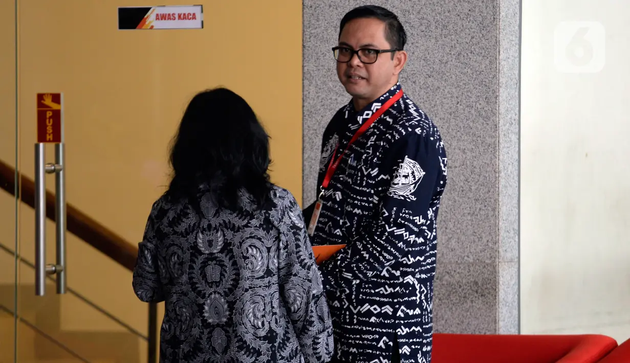Komisioner Komisi Pemilihan Umum (KPU), Viryan Aziz (kanan) memenuhi panggilan penyidik KPK di Jakarta, Selasa (28/1/2020). Viryan diperiksa sebagai saksi dalam kasus suap terkait pergantian antarwaktu anggota DPR yang menyeret mantan Komisioner KPU Wahyu Setiawan. (merdeka.com/Dwi Narwoko)