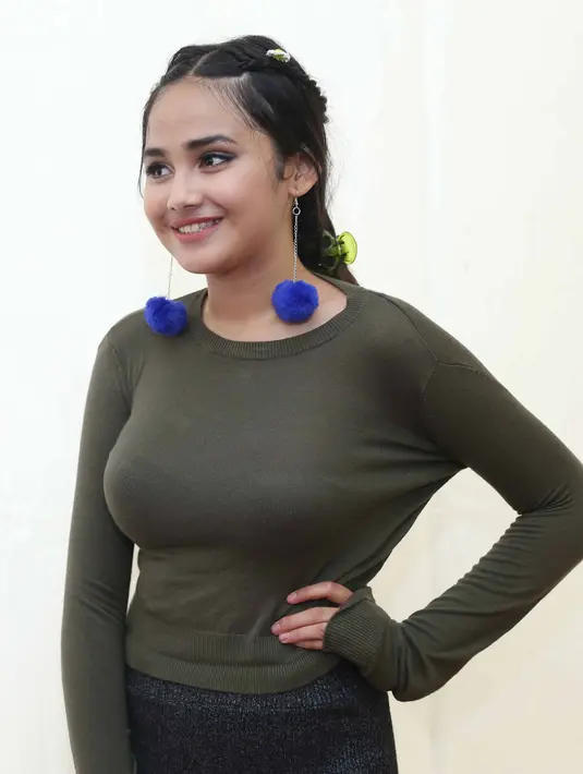 Malam pergantian tahun baru kali ini Syifa Hadju sambil bekerja. Ia merasa terharu hingga meneteskan air mata melihat para penggemar sinetron Mermaid in Love 2 yang antusias menghadiri acara meet and great. (Nurwahyunan/Bintang.com)