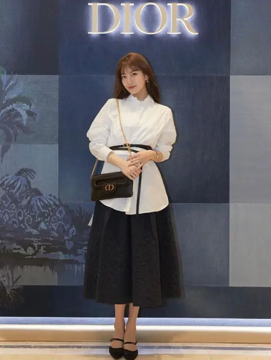 Tampil feminin ala Suzy, kamu bisa coba style oversized shirt dengan ikat pinggang dan rok seperti ini. (Instagram/skuukzy_dior_suzy_queen).