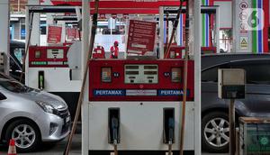 Sejumlah mobil mengisi BBM di SPBU di Jakarta, Selasa (3/1/2023).Selain menurunkan harga Pertamax, pemerintah juga menurunkan harga Pertamax Turbo (RON 98) yang turun harga dari Rp15.200 per liter menjadi Rp14.180 per liter sejak penyesuaian harga terakhir. (Liputan6.com/Angga Yuniar)