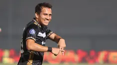 Pemain Dewa United, Egy Maulana Vikri, melakukan selebrasi setelah mencetak gol ke gawang Persita Tangerang pada laga BRI Liga 1 di Stadion Indomilk Arena, Tangerang, Kamis (27/3/2024). (Bola.com/M Iqbal Ichsan)