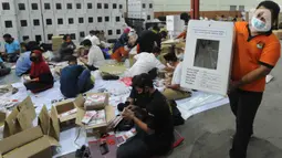 Pekerja menyortir surat suara di Gudang Logistik KPU, Depok, Senin (23/11/2020). Komisi Pemilihan Umum (KPU) Kota Depok telah menerima sebanyak 1.262.051 surat suara yang dicetak untuk Pilkada 2020 sesuai jumlah daftar pemilih tetap (dpt) ditambah 2,5 persen cadangan. (merdeka.com/Arie Basuki)