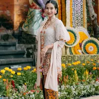 Happy Salma tidak jarang membagikan momennya beraktivitas sehari-hari dalam balutan kebaya. Kali ini ia menghadirkan padu padan berkebaya yang lebih modern, dengan atasan semi transparan berbordir floral yang cantik, dipadu kain kain kuning yang serasi. [Foto: Instagram/happysalma]
