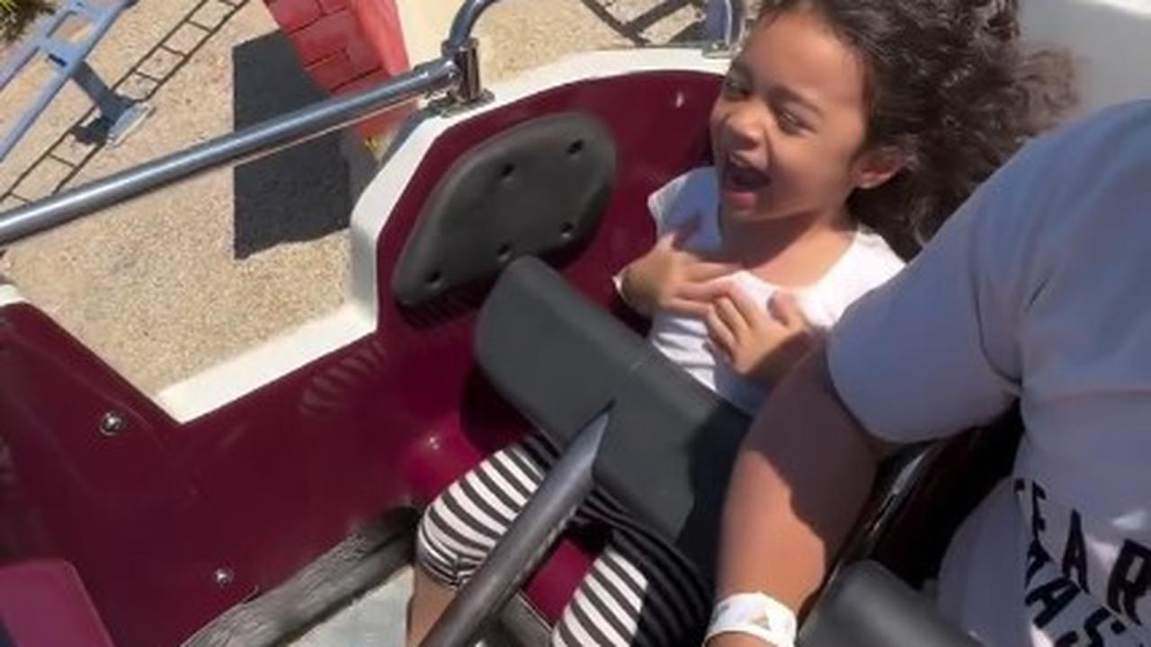 7 Potret Cara Rose Anak Rianti Cartwright Naik Roller Coaster Pertama Kali, Berani Sambil Angkat Tangan