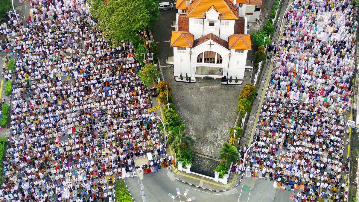 Momen Umat Muslim Laksanakan Salat Idul Adha 1446 Hijriah di Depan Gereja Koinoia Jatinegara