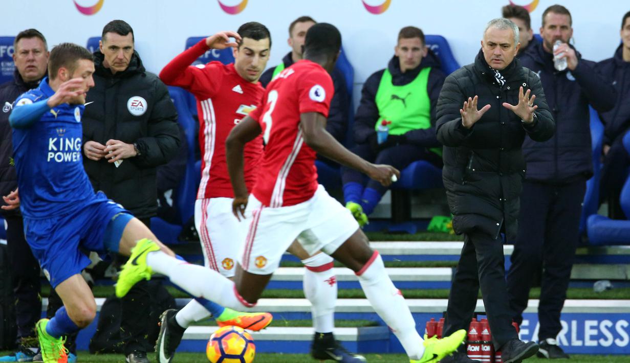 Gaya pelatih Manchester United, Jose Mourinho memberikan instruksi saat timnya melawaan Leicester City pada lanjutan Premier League pekan ke-24 di King Power Stadium, Leicester, (5/2/2017).  MU menang 3-0. (EPA/Tim Keeton)