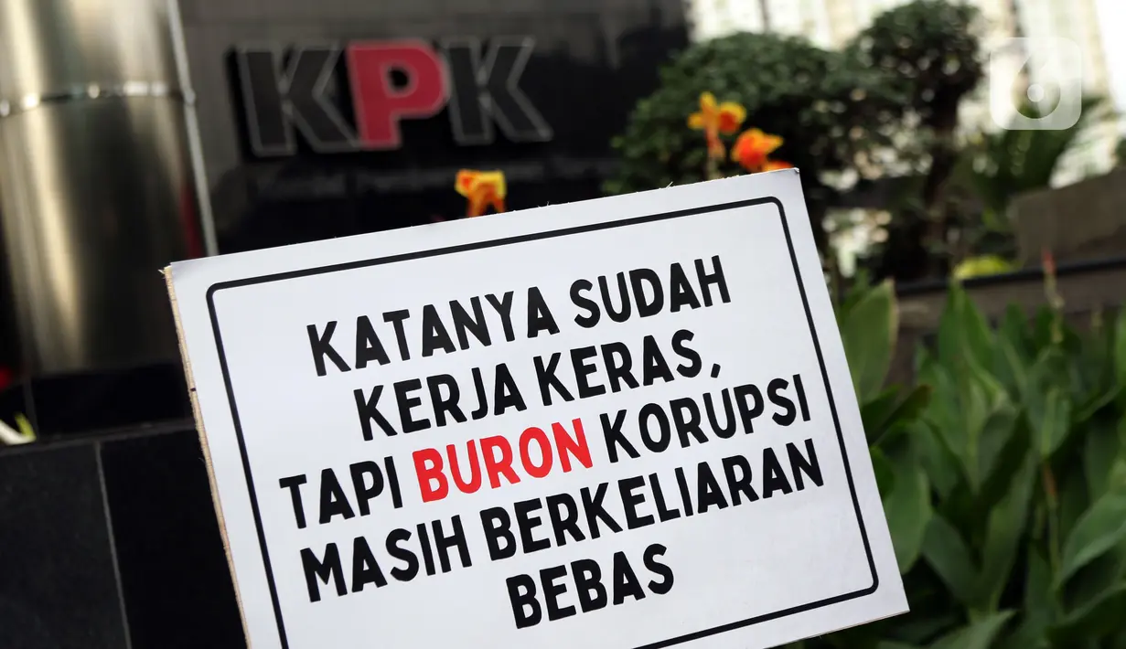 Aktivis dari Indonesia Corruption Watch (ICW) melakukan aksi di depan Gedung Merah Putih Komisi Pemberantasan Korupsi (KPK), Jakarta, Selasa (28/6/2022). ICW mengingatkan KPK untuk serius menangani kasus buronnya tersangka korupsi, Harun Masiku. (Liputan6.com/Helmi Fithriansyah)