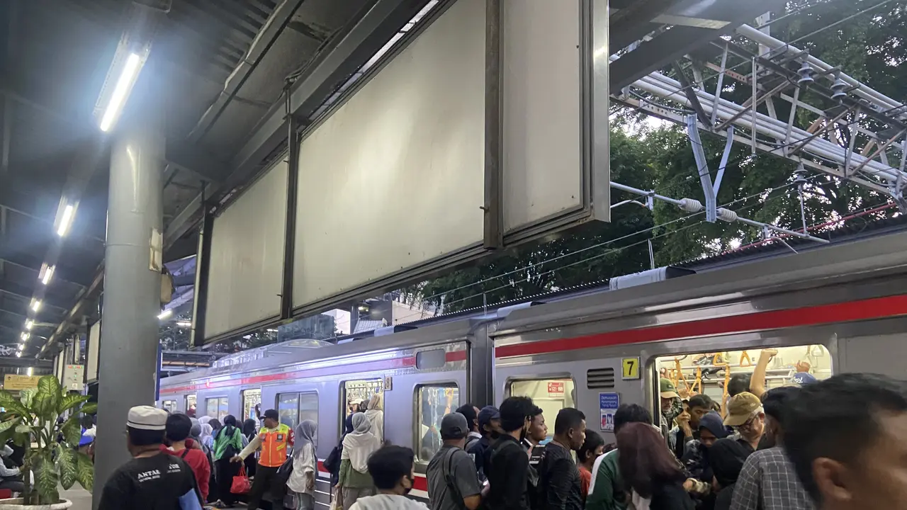 Menuju malam pergantian tahun 2025, situasi transportasi publik KRL padat. Pantauan di Stasiun Duren Kalibata, Selasa (31/12/2024), KRL yang menuju Stasiun Jakarta Kota terpantau padat. (Liputan6.com/Muhammad Radityo Priyasmoro)