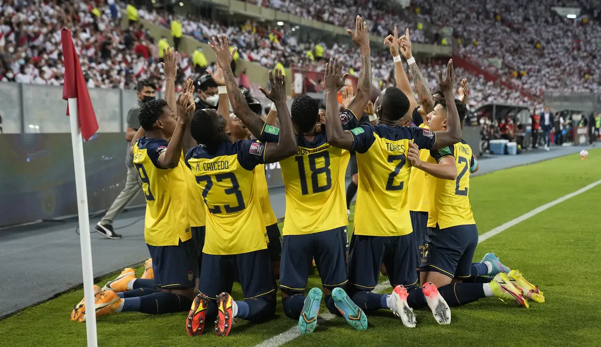 Ekuador sebagai tim tamu yang membutuhkan kemenangan untuk lolos langsung ke Qatar langsung menekan di awal babak pertama. Baru dua menit, mereka sudah unggul 1-0 melalui Michael Estrada memanfaatkan umpan Felix Torres. (AP/Martin Mejia)