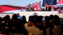 Pelatih kepala baru Timnas Indonesia, Patrick Kluivert memberikan keterangan pada acara konferensi pers mengenai perkenalan pelatih baru Timnas Indonesia di Hotel Mulia, Senayan, Jakarta, Minggu (12/01/2025). (Bola.com/Bagaskara Lazuardi)