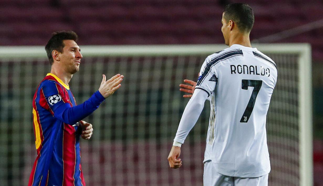 Striker Barcelona, Lionel Messi, berjabat tangan dengan striker Juventus, Cristiano Ronaldo, pada laga Liga Champions di Stadion Camp Nou, Rabu (9/12/2020). Laga tersebut menjadi ajang reuni dua mega bintang yakni Messi dan Ronaldo. (AP Photo/Joan Monfort)