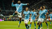 Winger Manchester City, Antoine Semenyo (melompat), berhasil menyumbangkan satu gol saat timnya menang 2-0 atas Newcastle United pada laga leg pertama semifinal Carabao Cup musim ini di St. James' Park, Rabu (14/01/2026) dini hari WIB. (AP Photo/Dave Thompson)