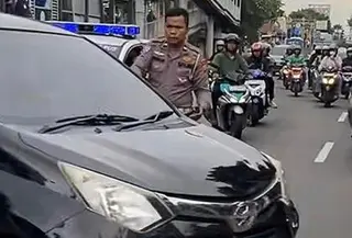Viral aksi nekat mobil lawan arus di Jalan Gunung Sahari, Sawah Besar, Jakarta Pusat. (TikTok @ky_barnetto96).