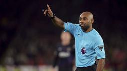 Sam Allison memiliki catatan panjang sebagai wasit sebelum dipromosikan sebagai wasit EFL pada tahun 2020. Ia melanjutkan jejak perjalanan karier gemilang wasit berkulit hitam di Inggris seperti Rennie, Trevor Parkes, Phil Prosser, dan Joe Ross. (AP Photo/PA/Danny Lawson)