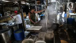Pekerja beraktivitas di industri pembuatan tahu di Duren Tiga, Jakarta, Senin (3/8/2020). Pemerintah kembali meluncurkan program baru untuk membantu UMKM dalam melewati masa pandemi Covid-19, yaitu bantuan uang tunai dan kredit bunga rendah yang akan saling terintegrasi. (Liputan6.com/Faizal Fanani)