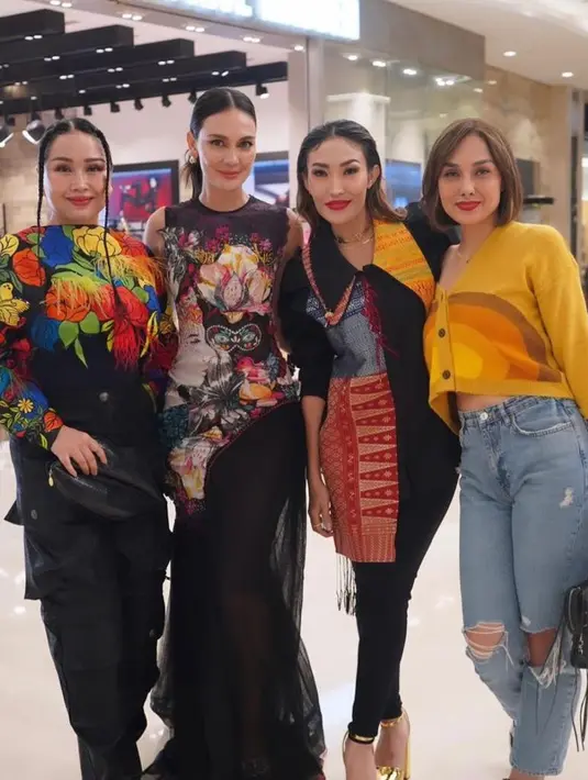 Selanjutnya ada Titi DJ yang mengenakan top dengan aksen bordiran bunga warna-warni. [Instagram/lunamaya]
