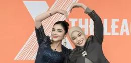 Ashanty dan Aurel Hermansyah  di Acara Variety Show Korea “X The League” pakai busana dari desainer Indonesia. [@ashanty_ash/@aurelie.hermansyah]