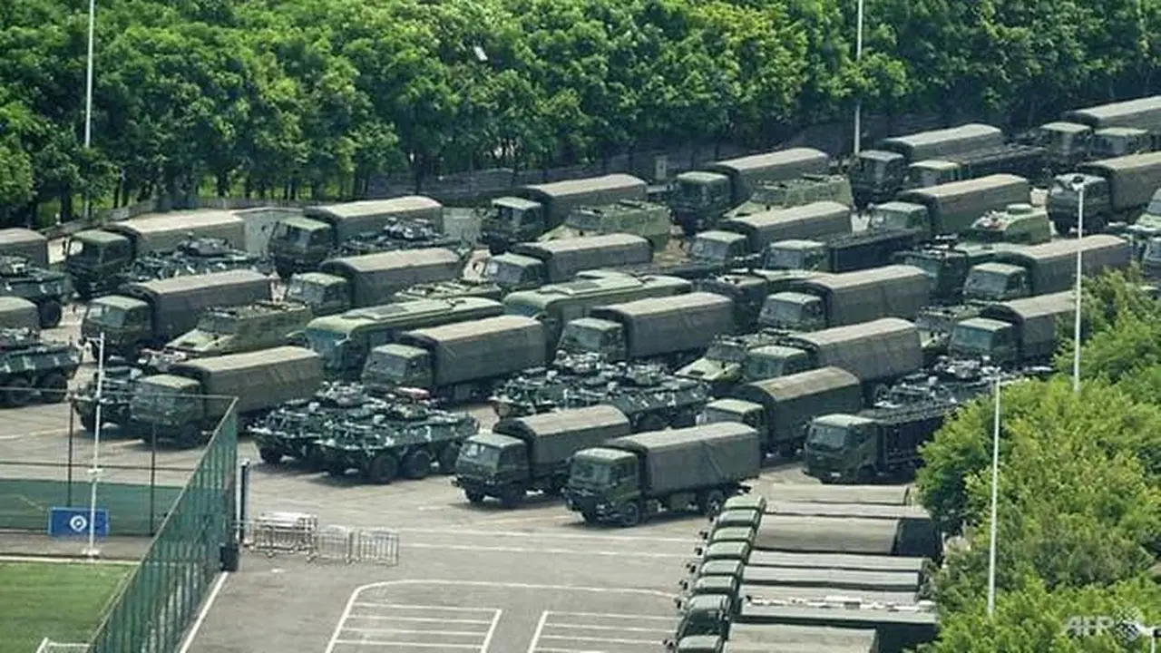 Polisi Bersenjata Rakyat (PAP), yang berada di bawah komando Komisi Militer Pusat, berkumpul di Shenzhen (AFP Photo)